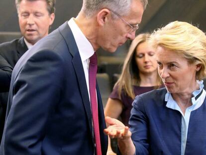 El secretario general de la OTAN, Jens Stoltenberg, y la hasta ahora ministra de Defensa, Ursula von der Leyen, el pasado día 26 en Bruselas. En vídeo, declaraciones de Merkel.