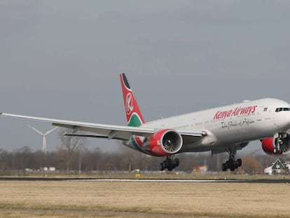 Un avión de la compañía Kenya Airways. En vídeo, se encuentra en una casa de Londres el cadáver congelado de un hombre "llegado del cielo".