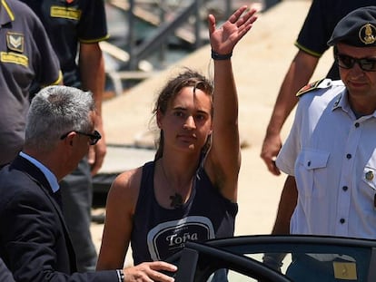 La capitana Carola Rackete entra en un coche policial antes prestar declaración ante el juez el 1 de julio.