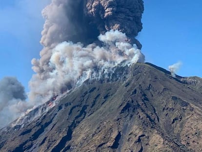 La erupción del volcán Stromboli, este miércoles. En vídeo, imágenes tras la erupción del volcán.