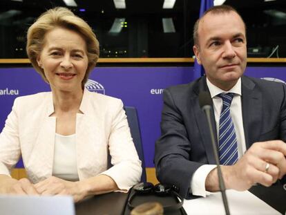 Ursula von der Leyen y Manfred Weber comparecen en Estrasburgo. En vídeo, dos mujeres conservadoras presidirán la Comisión Europea y el BCE.