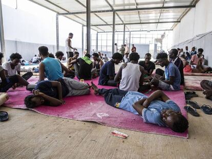 Centro de detención de Inmigrantes en Tayura, el pasado día 24. En vídeo, el testimonio de Carlos Rosillo, fotoperiodista de EL PAÍS que visitó el centro días antes del bombardeo.