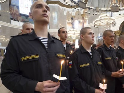 Marinos rusos recuerdan a los 14 militares fallecidos en el incendio. En vídeo conversación entre Vladímir Putin, presidente de Rusia, y el ministro de defensa.