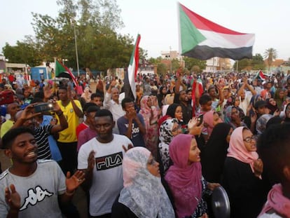 Manifestantes sudaneses celebran el acuerdo para la transición en en Jartum el 5 de julio de 2019. En vídeo, declaraciones del enviado de la Unión Africana para Sudán.