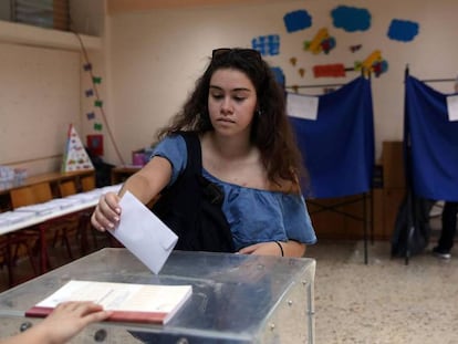 Una joven vota este domingo en Atenas. En vídeo, el fin de una etapa en Grecia.