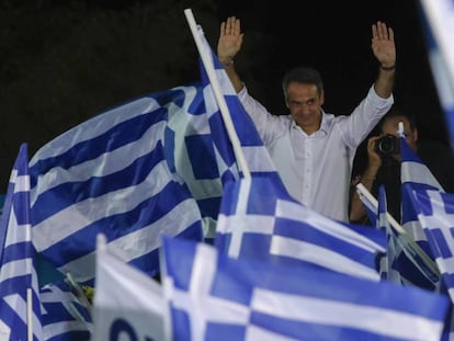 El conservador Mitsotakis, el jueves en un mitin en Atenas. En vídeo, perfil de Mitsotakis.