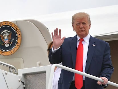 Donald Trump desciende este domingo del Air Force One a su llegada a Morristown (EE UU). En vídeo, declaraciones de Trump y del ministro británico de Exteriores.