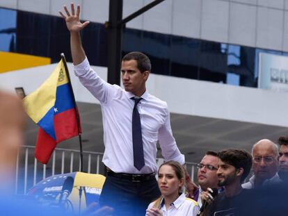 Juan Guaidó en las celebraciones del Día de la Independencia, en Caracas. En vídeo, declaraciones de Guaidó el pasado viernes.