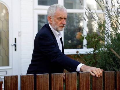 El líder laborista, Jeremy Corbyn, en la puerta de su domicilio en Londres. En vídeo, declaraciones de Corbyn.