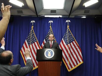 El secretario de empleo de EE UU Alex Acosta. En vídeo, la acusación contra Jeffrey Epstein.
