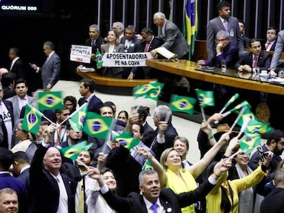 Un grupo de diputados celebran la aprobación de la reforma.