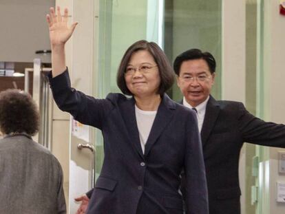 La presidenta de Taiwán, Tsai Ing-wen, saluda este jueves al partir desde el aeropuerto internacioal de Taoyuan hacia el Caribe y EE UU. En vídeo, declaraciones de Tsai Ing-wen.