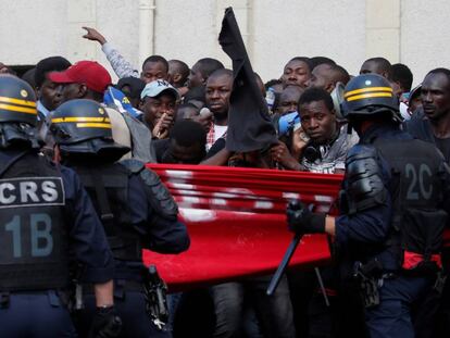 Los migrantes que ocuparon este viernes el Panteón en París para pedir su regularización rodeados por la policía francesa. En vídeo, la sentada de los sin papeles dentro del Panteón.