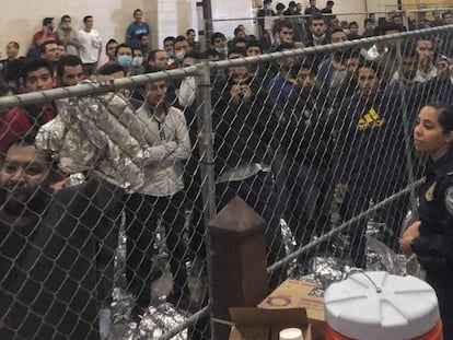 Centro de detención en McAllen, Texas, el pasado viernes, cuando lo visitó Mike Pence. En vídeo, protestas ante las redadas masivas contra inmigrantes.