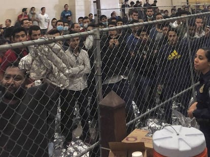 Centro de detención en McAllen, Texas, el pasado viernes, cuando lo visitó Mike Pence. En vídeo, protestas ante las redadas masivas contra inmigrantes.