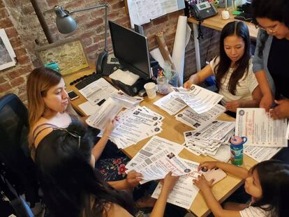 Activistas proinmigración, este domingo preparando octavillas ante el anuncio de arrestos de indocumentados. En vídeo, protestas ante las redadas.