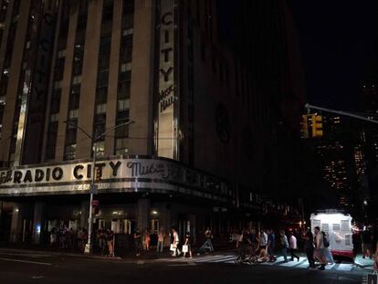 El edificio del Radio City Music Hall durante apagón.