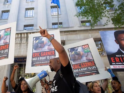 Protesta ante el Departamento de Justicia en Washington. En vídeo, la discusión entre Garner y la policía hace cinco años.