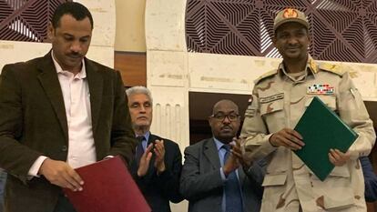 Militares y civiles sudaneses acuerdan un programa político de transición el 17 de julio de 2019 en Jartum. En vídeo, declaraciones del enviado de la Unión Africana tras el acuerdo alcanzado el 5 de julio.