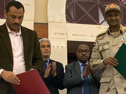 Militares y civiles sudaneses acuerdan un programa político de transición el 17 de julio de 2019 en Jartum. En vídeo, declaraciones del enviado de la Unión Africana tras el acuerdo alcanzado el 5 de julio.