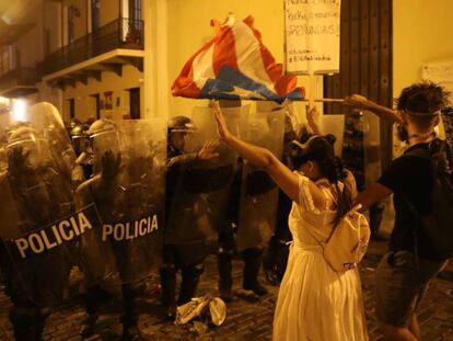 Manfiestantes durante la protesta contra el gobernador Ricardo Rossello en San Juan.