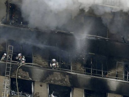 Los bomberos trabajan en el incendio en el edificio de Kyoto Animation. En vídeo, imágenes del suceso.