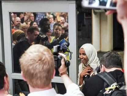 Ilhan Omar, recibida por una multitud en el aeropuerto de Minneapolis–Saint Paul. En vídeo, declaraciones de Omar.