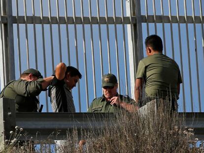 Un inmigrante detenido por agentes de la patrulla fronteriza. En vídeo, más de 15.000 migrantes solicitan asilo a Estados Unidos.