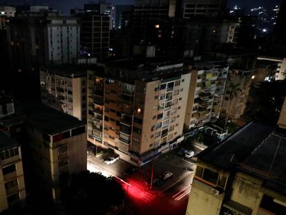 Barrio residencial sin electricidad en Caracas. En vídeo, declaraciones de Jorge Rodríguez sobre el apagón.