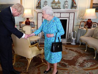 La reina Isabel II recibe a Boris Johnson, en el Palacio de Buckingham, este miércoles en Londres. En vídeo, declaraciones de Johnson.