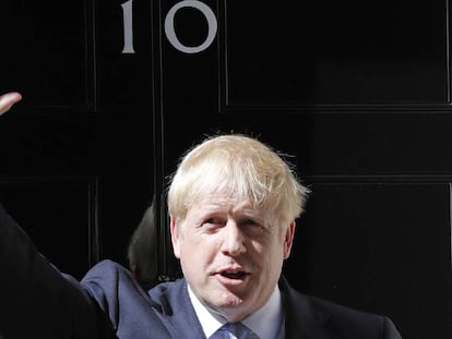 El primer ministro británico, Boris Johnson, saluda el miércoles desde la puerta del número 10 de Downing Street. En vídeo, su intervención este jueves en Westminster.