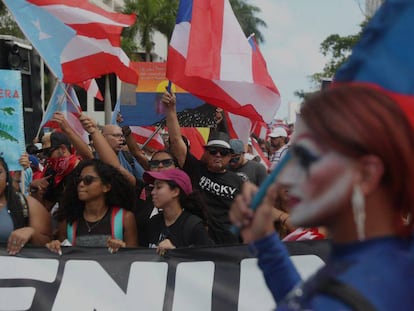 Un grupo de manifestantes, este jueves, en San Juan. En vídeo, la dimisión de Roselló.