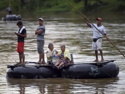 Migrantes cruzan de Guatemala a México.