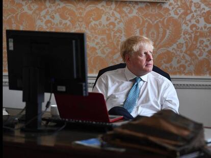 Boris Johnson prepara su discurso antes de reunirse con la reina Isabel II, el pasado miércoles en Londres. En vídeo, 'La obsesión de Johnson', por Rafa de Miguel.