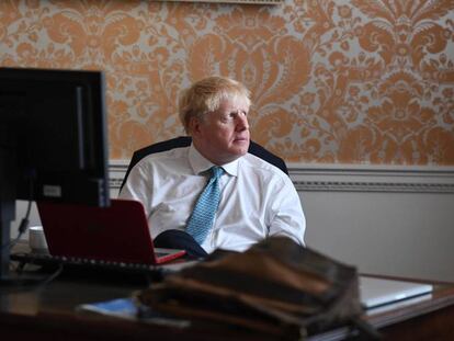 Boris Johnson prepara su discurso antes de reunirse con la reina Isabel II, el pasado miércoles en Londres. En vídeo, 'La obsesión de Johnson', por Rafa de Miguel.