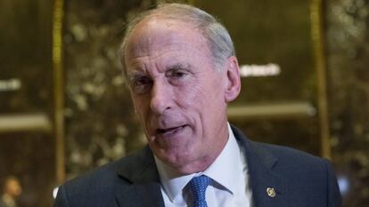 Dan Coats, tras su reunión en noviembre de 2017 con Donald Trump en Nueva York. En vídeo, Coats bromea al enterarse del anuncio de una visita de Putin a la Casa Blanca en 2018.