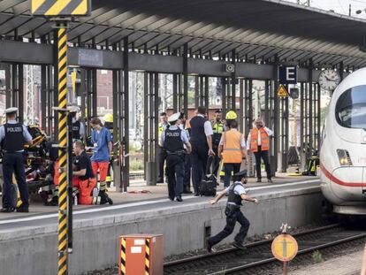 Bomberos y policías en la estación de Fráncort después de que un hombre empujara a un niño a la vía, el 29 de julio. En vídeo, Alemania conmocionada después del suceso.