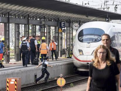 Bomberos y policías en la estación de Fráncort después de que un hombre empujara a un niño a la vía, el 29 de julio. En vídeo, Alemania conmocionada después del suceso.