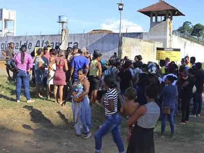 Familiares de presos a las puertas de la cárcel de la ciudad de Altamira.