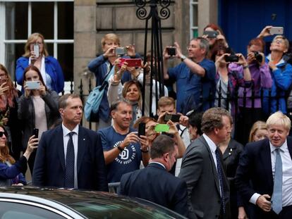 Boris Johnson llega a su reunión con Nicola Sturgeon, el lunes en Edimburgo. En vídeo, declaraciones de Sturgeon.