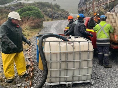 Foto distribuida por la Armada chilena que muestra a oficiales trabajando en contener el derrame de diésel en la Patagonia.