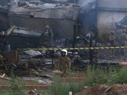 El lugar donde se ha estrellado un avión militar en Rawalpindi este martes. En vídeo, las declaraciones de los cuerpos de rescate.