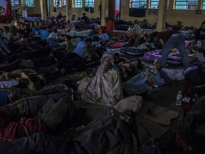 Migrantes hondureños pasan la noche en un albergue de Ciudad de Guatemala. En vídeo, declaraciones del Presidente de Guatemala, Jimmy Morales.