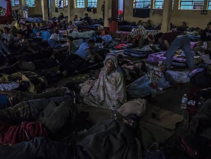 Migrantes hondureños pasan la noche en un albergue de Ciudad de Guatemala. En vídeo, declaraciones del Presidente de Guatemala, Jimmy Morales.