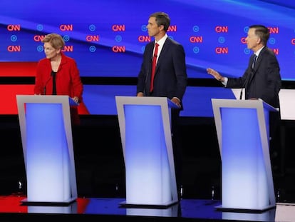 De izquierda a derecha, Bernie Sanders,Elizabeth Warren, Beto O'Rourke y John Hickenlooper, este martes, en el debate, en Detroit. En vídeo, sus declaraciones.