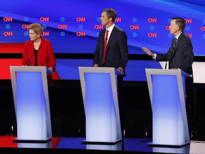 De izquierda a derecha, Bernie Sanders,Elizabeth Warren, Beto O'Rourke y John Hickenlooper, este martes, en el debate, en Detroit. En vídeo, sus declaraciones.