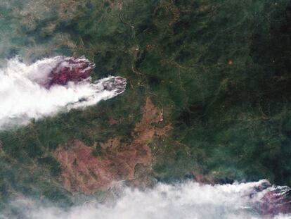 Una imagen satelital provista por la agencia espacial Roscosmos el 21 de julio muestra los inicios de las llamas.