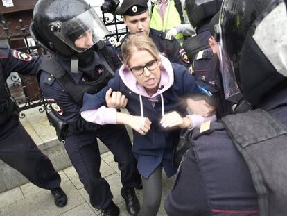 Agentes de policía detienen a la opositora Liubov Sóbol, este sábado en Moscú. En vídeo, algunas de las detenciones de la policía rusa.