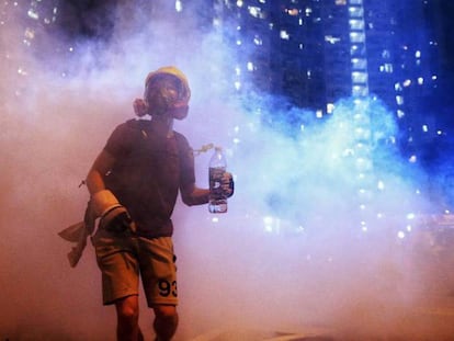 Un manifestante, en medio de una nube de gases lacrimógenos en Hong Kong. En vídeo, La policía lanza gases lacrimógenos contra los manifestantes en Hong Kong en otra marcha masiva.