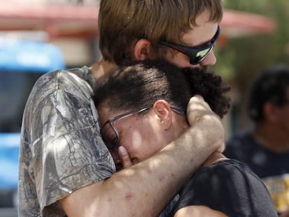 Dos personas se abrazan tras el tiroteo de El Paso (Texas, EE UU).